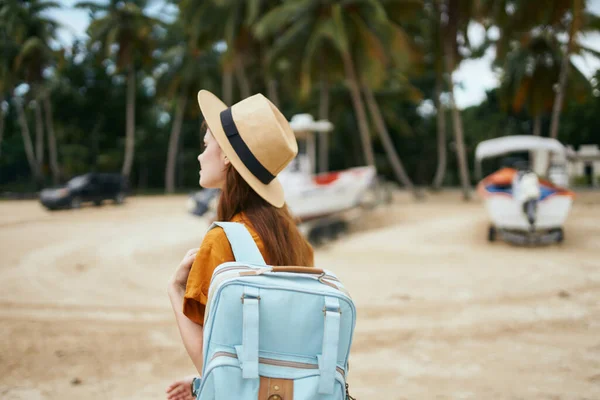 Kvinna med ryggsäck resa ö strand frisk luft — Stockfoto