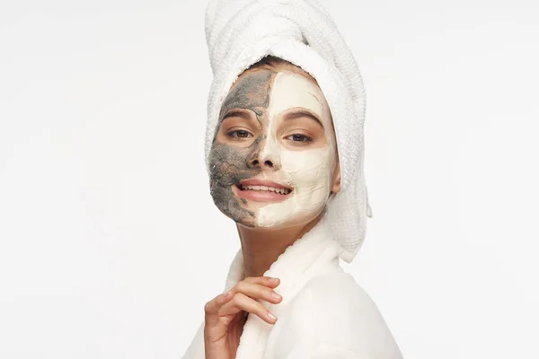 Wanita dengan topeng di wajah Dermatologi kesehatan kulit bersih — Stok Foto