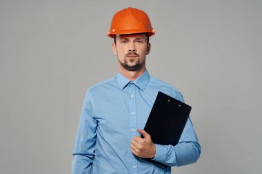 Mavi gömlekli işçi duyguları profesyonel olarak izole edilmiş arka plan.