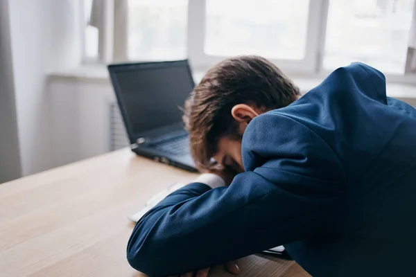 Homem trabalhando para um laptop no escritório emoções internet oficial — Fotografia de Stock