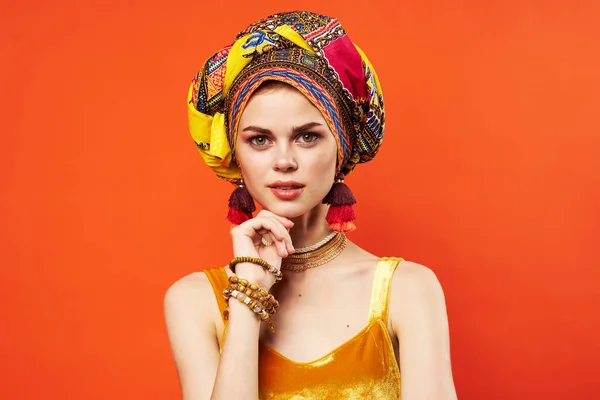 Glad kvinna etnicitet flerfärgad huvudduk makeup glamour isolerad bakgrund — Stockfoto