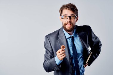 Sanal para stüdyosu yetkilisinin elinde kripto para var.