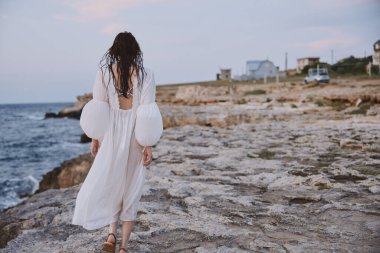 Kadın açık havada yaz yaşam tarzı plaj manzarası kayaları