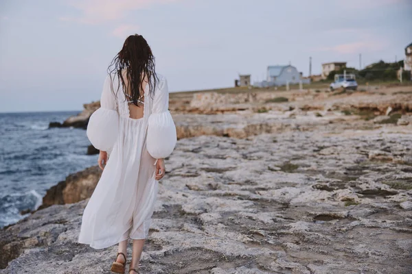 Kadın açık havada yaz yaşam tarzı plaj manzarası kayaları