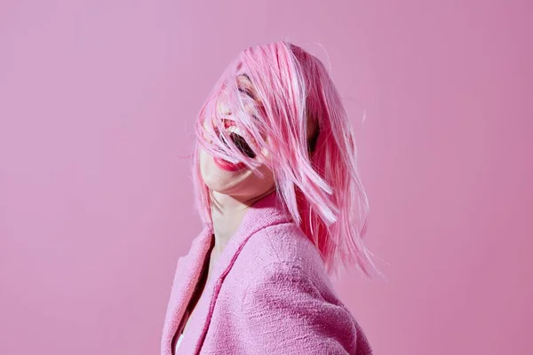 Όμορφη γυναίκα σε ροζ σακάκι γέλιο καλλυντικά απομονωμένη φόντο — Φωτογραφία Αρχείου
