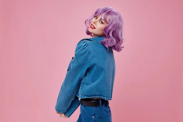 Fiatal nő hullámos lila haj kék kabát érzelmek szórakoztató színes háttér változatlan — Stock Fotó
