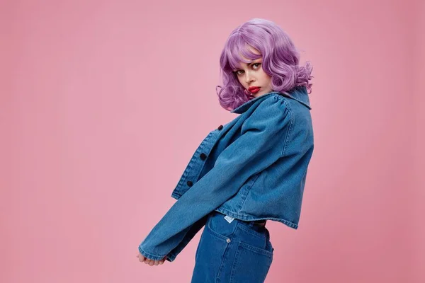 漂亮女孩紫色头发时尚装扮迷人粉红背景不变 — 图库照片
