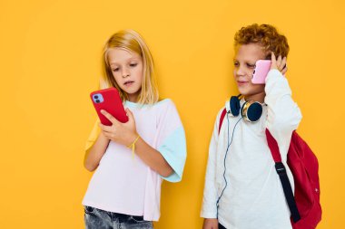 İki çocuk, çocuk ve alet bağımlılığının telefon eğlence iletişim konserine bakıyor.