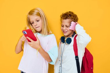 Adamın portresi, kadının telefon görüşmesi eğlenceli, soyutlanmış bir arka plan.