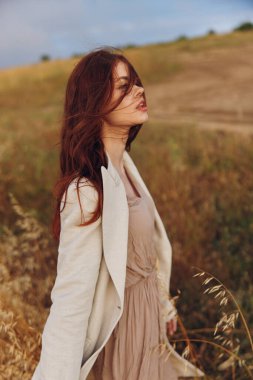 Kadınlar tarlada sonsuz tarlalarda yürür