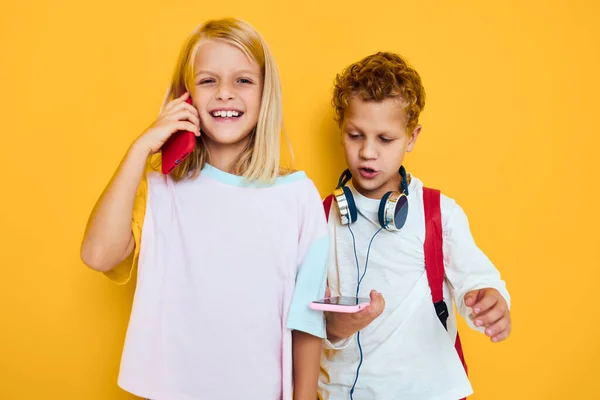 Schüler benutzen Geräte mit Kopfhörer — Stockfoto