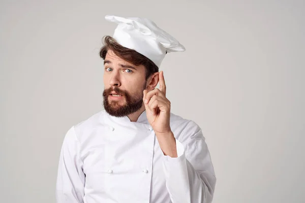 Barbuto uomo chef uniforme cucina emozioni isolato sfondo — Foto Stock