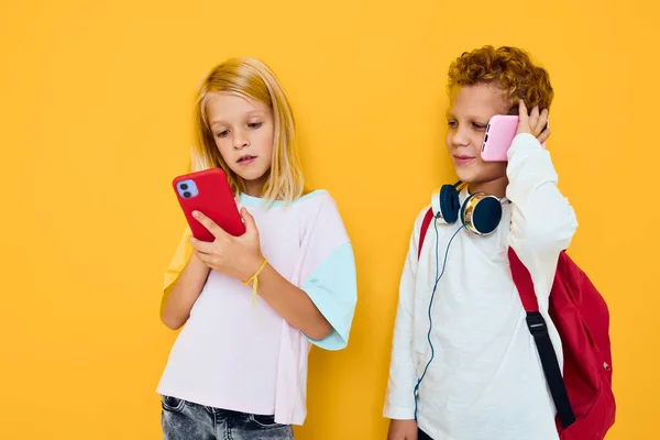 Dos niños niño y niña mirando el concierto de comunicación de entretenimiento telefónico de adicción de niños y gadgets —  Fotos de Stock