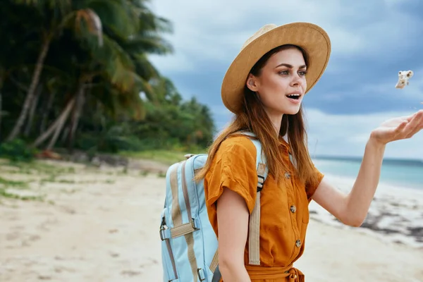 Woman tourist backpack travel to island walk fresh air — Stock Photo, Image