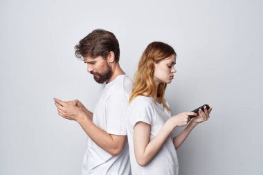 Genç bir çift kıskançlık yüzünden tartışıyor iletişim stüdyosu yaşam tarzını telefonla arıyor.