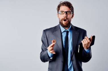 İş adamları internet teknolojisi ticareti bitcoin madencilik ışık arka planı