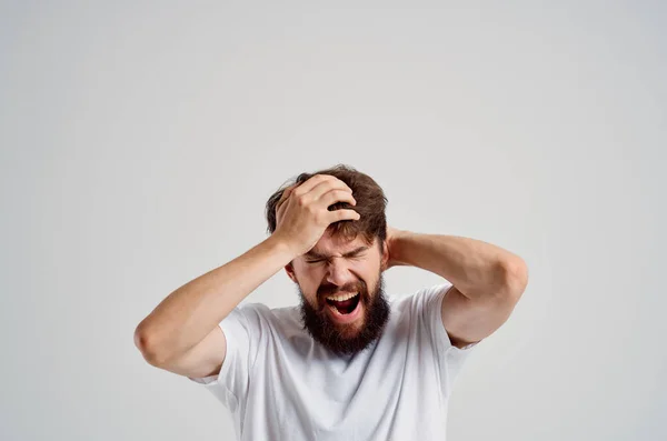 Emotionele man houdt zijn hoofd pijn stress emoties Studio behandeling — Stockfoto