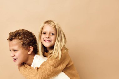 erkek ve kız kardeş eğlenceli moda gençlik stil-kıyafet çocukluk izole arka plan