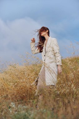 Güzel bir kadın sonbahar sezonu konseptiyle sahada yürüyor.