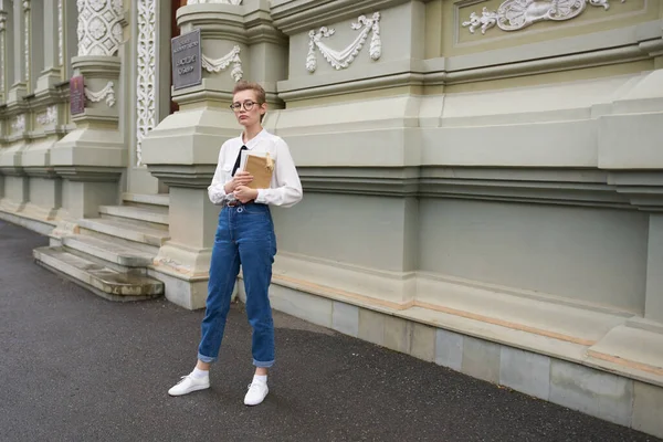 Student med en bok i handen utomhus läsa utbildning — Stockfoto