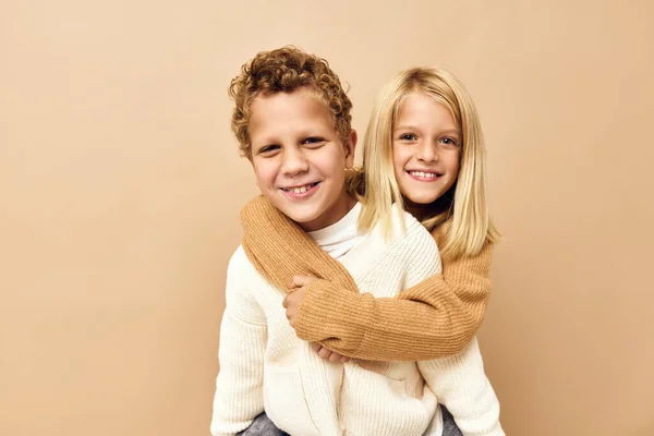 Frère et soeur amitié promenades sur le dos enfance isolé arrière-plan — Photo