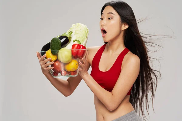 Donna di aspetto asiatico piatto di verdure cibo sano figura sottile — Foto Stock