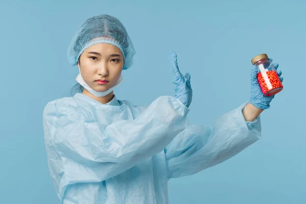 Жінка лабораторія асистент медицини фармацевт лікарня синій фон — стокове фото
