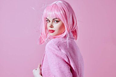 Pembe spor ceketli güzel bir kadın izole edilmiş arka plan.