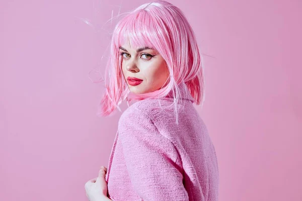 Bonita mujer en rosa chaqueta cosméticos aislado fondo — Foto de Stock