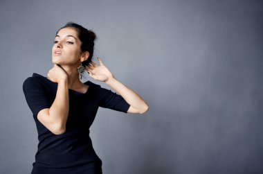 Esmer model çekici görünüş dekorasyon gülümsemesi izole edilmiş arka plan