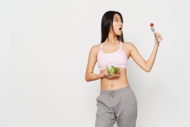 Bir tabak salatalı kadın. Sağlıklı yiyecek. İnce beden vejetaryenlik.