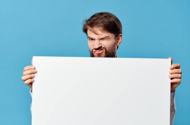 İş adamları beyaz reklam panosu fotokopi alanı mavi arkaplan