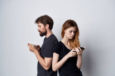 Elinde telefon olan kadın ve erkek duyguları hafif arka planda.