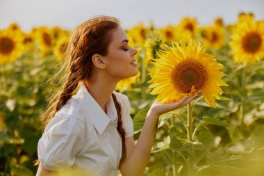 Beyaz elbiseli kadın kırsal kesime hayrandır.