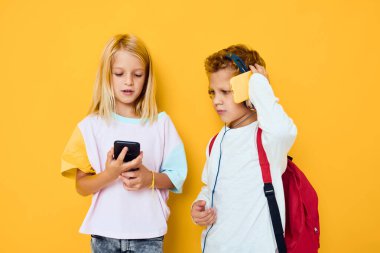 Onun portresi telefon eğlence stüdyosu eğitim konseptine bakıyor.