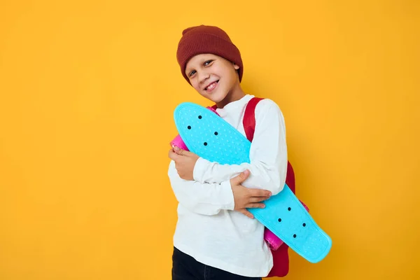 Porträtt av söta pojkar i en vit tröja skateboard underhållning studio livsstil — Stockfoto