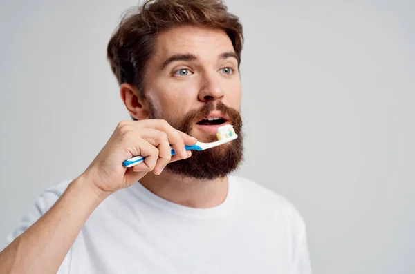Higiene hombre dentífrico mañana luz fondo — Foto de Stock