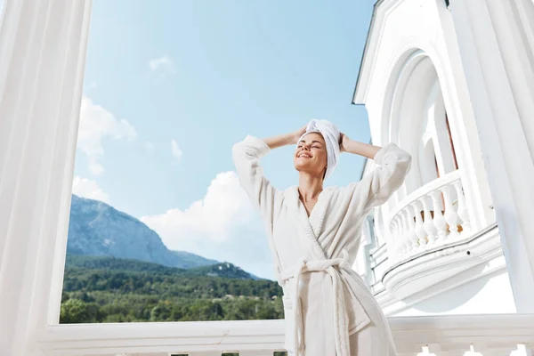 Ritratto donna buonumore mattina montagna paesaggio Relax concetto — Foto Stock