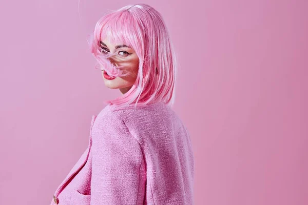 Mujer glamorosa con peluca rosa posando lujo — Foto de Stock