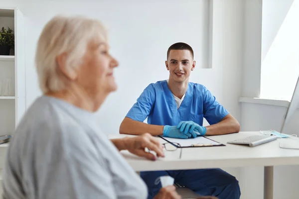 Patiënt bij de artsen afspraak professioneel consult — Stockfoto
