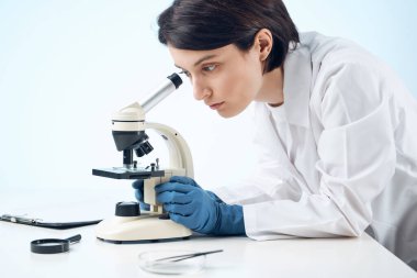 Laboratuvar asistanı kimyasal çözümler biyolog araştırma ışık arka planı