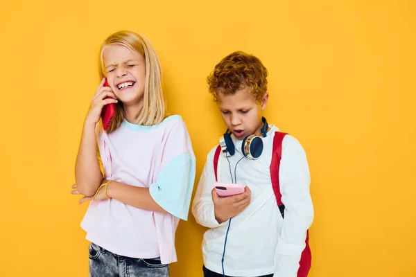 Schulkinder reden und lächeln Emotionen Freude Konzert der Sucht von Kindern und Gadgets — Stockfoto
