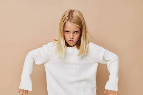 Lyckligt barn i en vit tröja barn livsstil koncept — Stockfoto