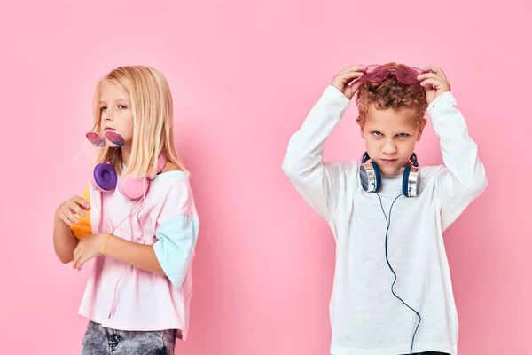 Bonito sorrindo crianças entretenimento fones de ouvido jogando estúdio posando — Fotografia de Stock