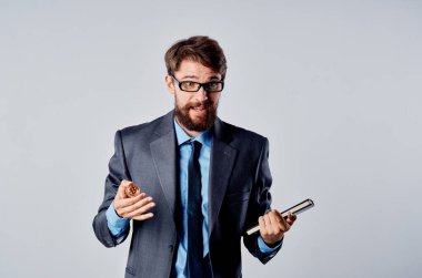 Sanal para elde kripto para işadamları izole arka plan