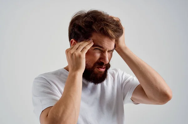 Bebaarde man gezondheidsproblemen migraine stress stoornis Studio behandeling — Stockfoto