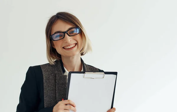Mujer de negocios en la carpeta de gafas para los papeles de publicidad espacio de copia oficial —  Fotos de Stock