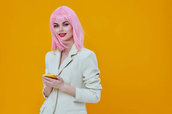 Uśmiechnięta ładna kobieta różowy peruka garnitur telefon technologia — Zdjęcie stockowe