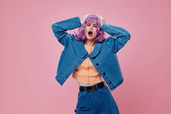 Positivo giovane donna capelli viola moda posa glamour studio modello inalterato molto peri — Foto Stock