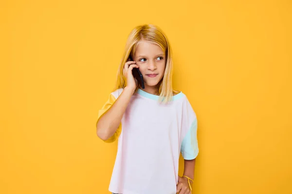 Flicka i en vit t-shirt pratar i telefon — Stockfoto